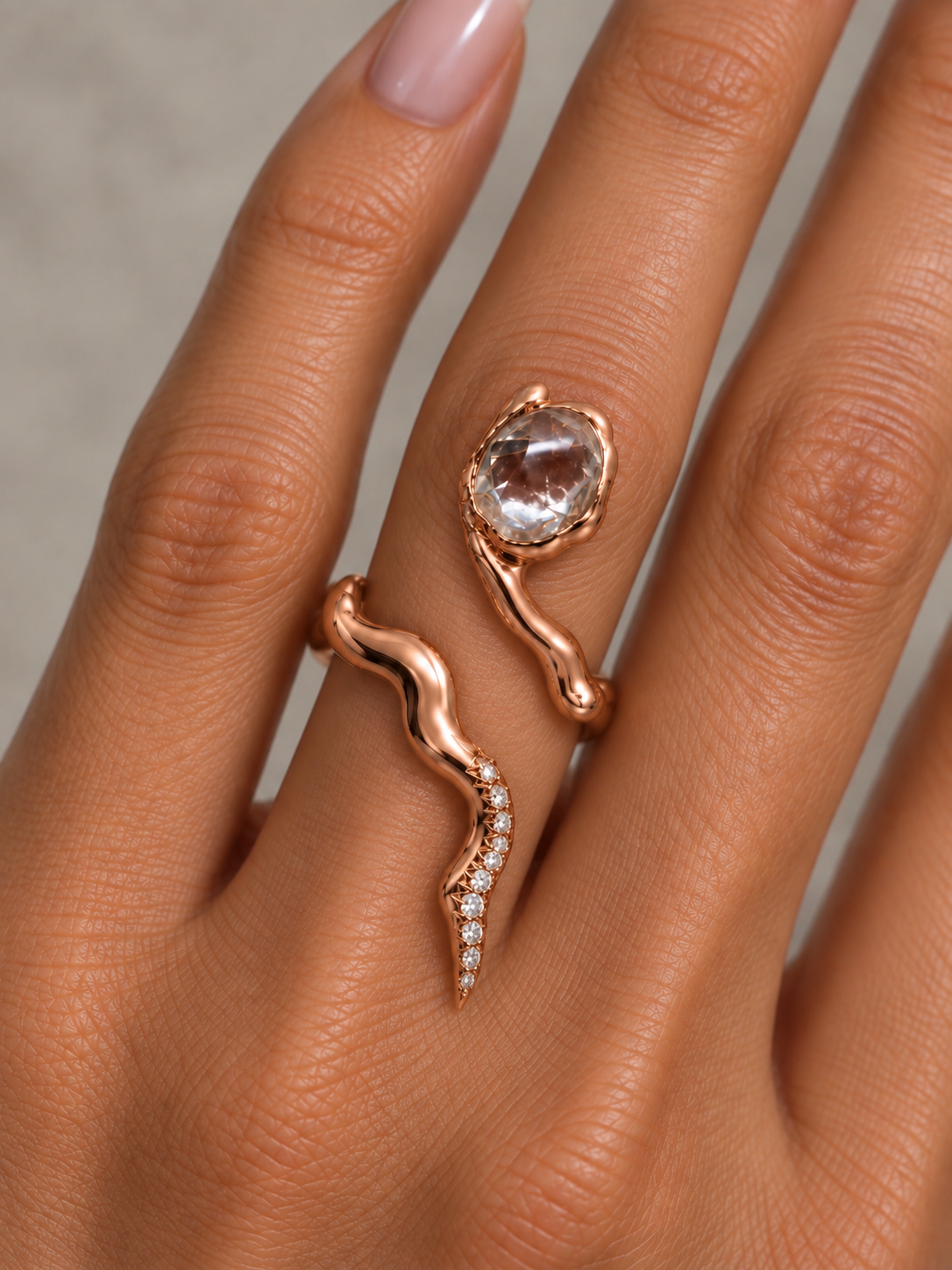 18 kt Snake ring with cabochon diamond