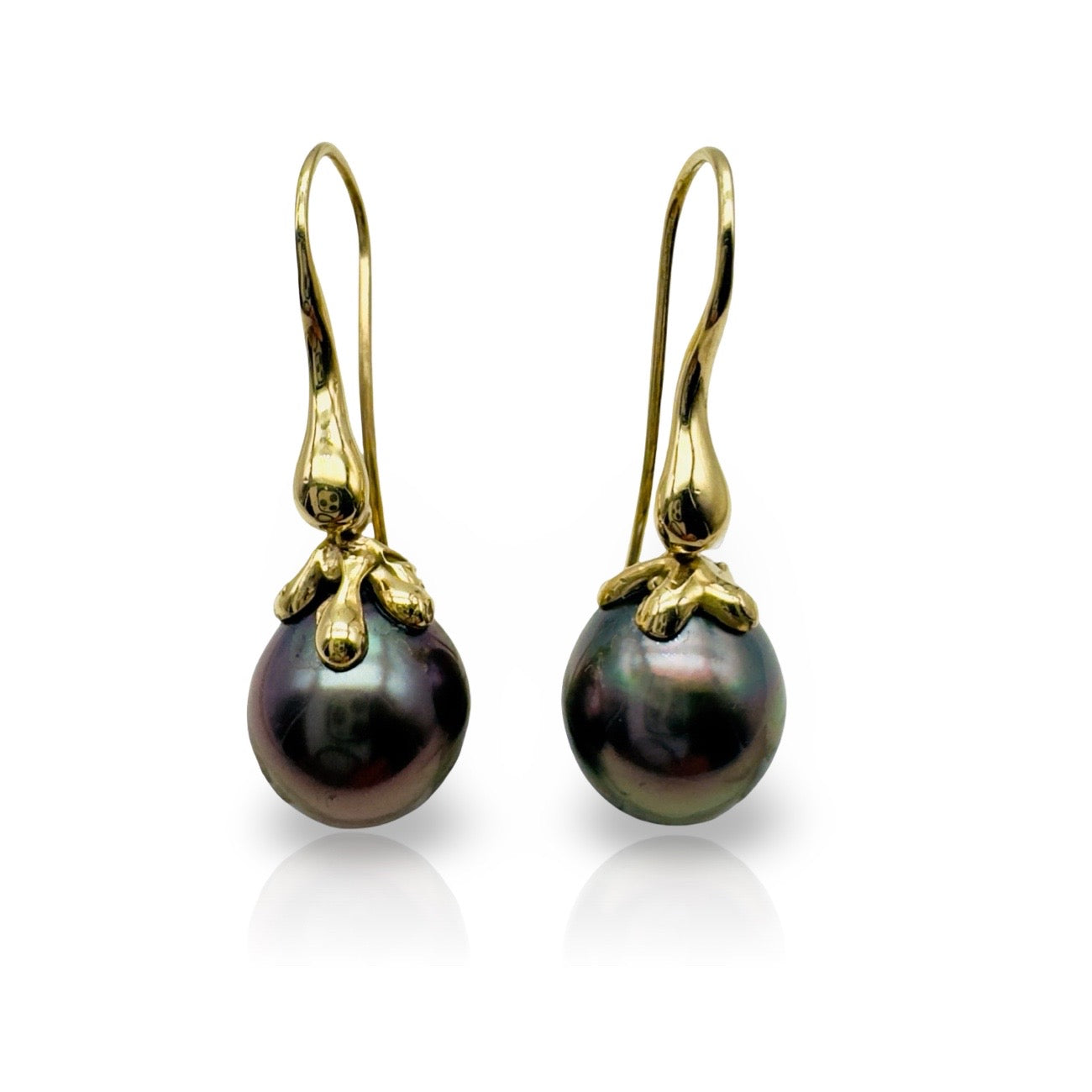 18kt yellow gold earrings with Tahitian black Pearls