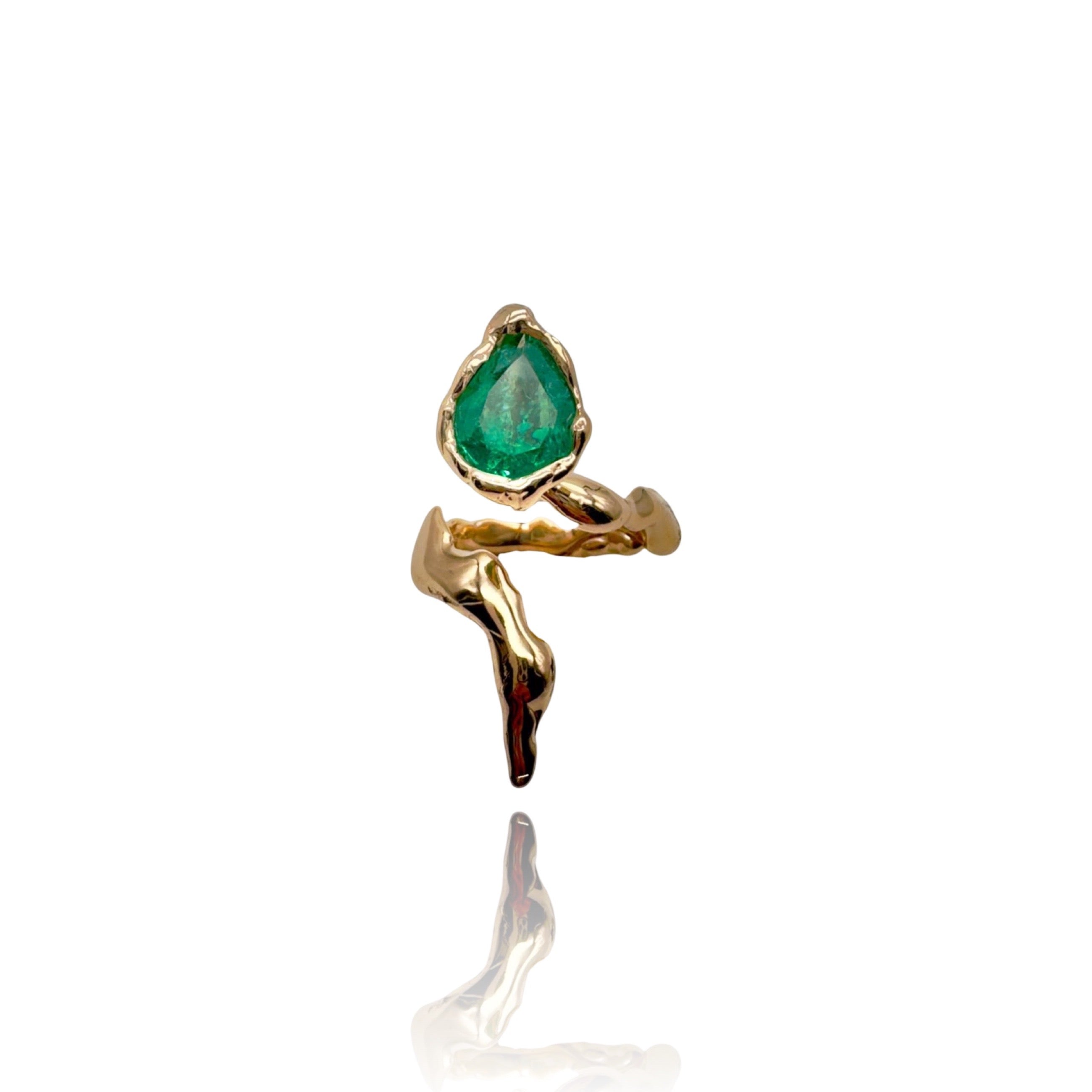 18kt Yellow Gold Serpent Ring with Emerald