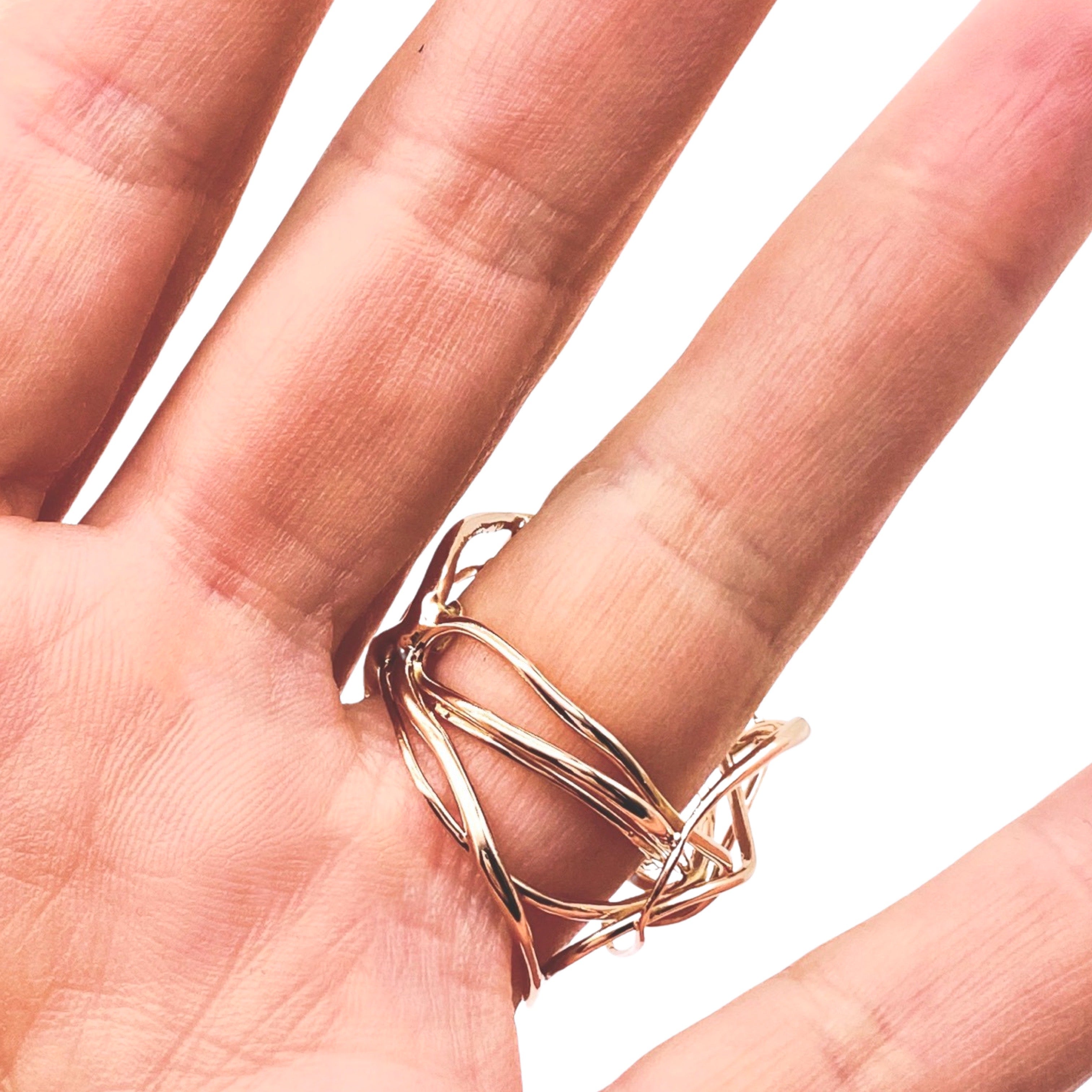 18kt Aero Wire Ring 2
