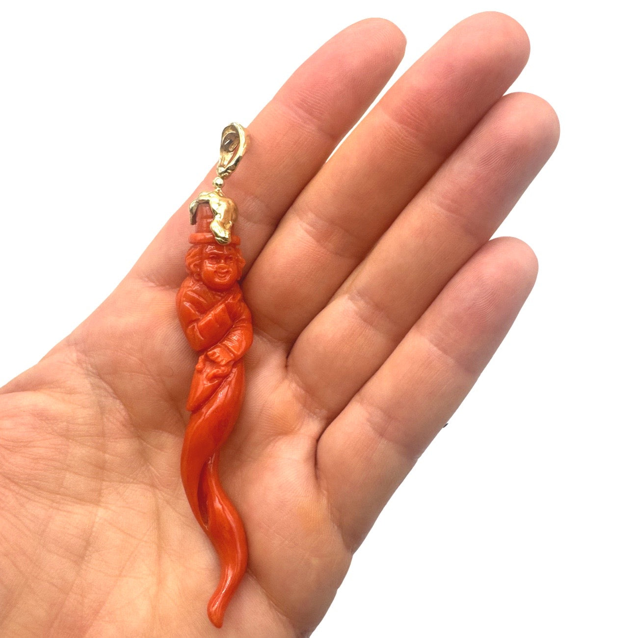 18kt Yellow Gold pendant with coral corn