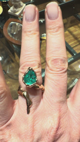 18kt Yellow Gold Serpent Ring with Emerald
